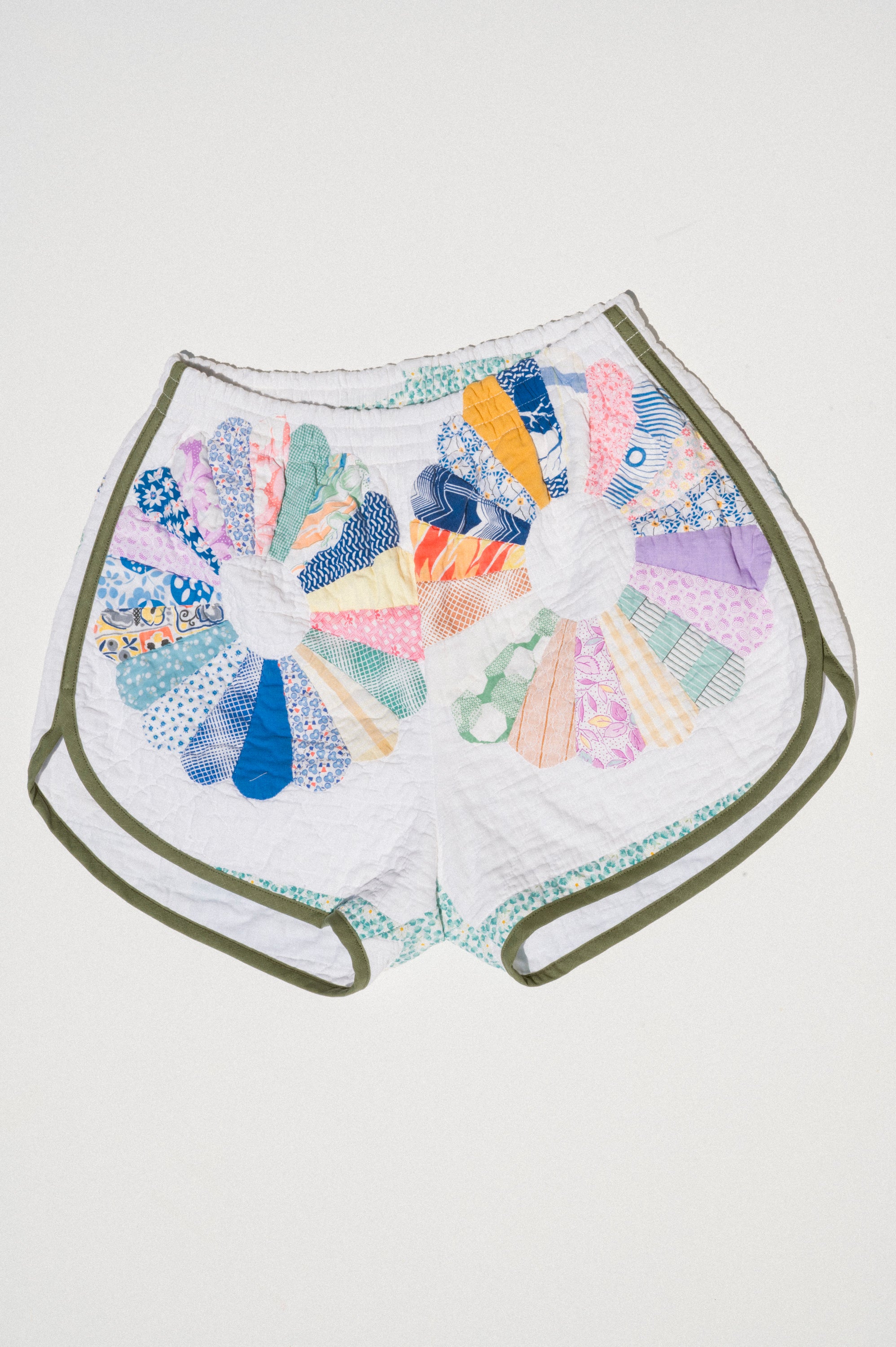Quilt Track Shorts - Medium (Dresden Plate)