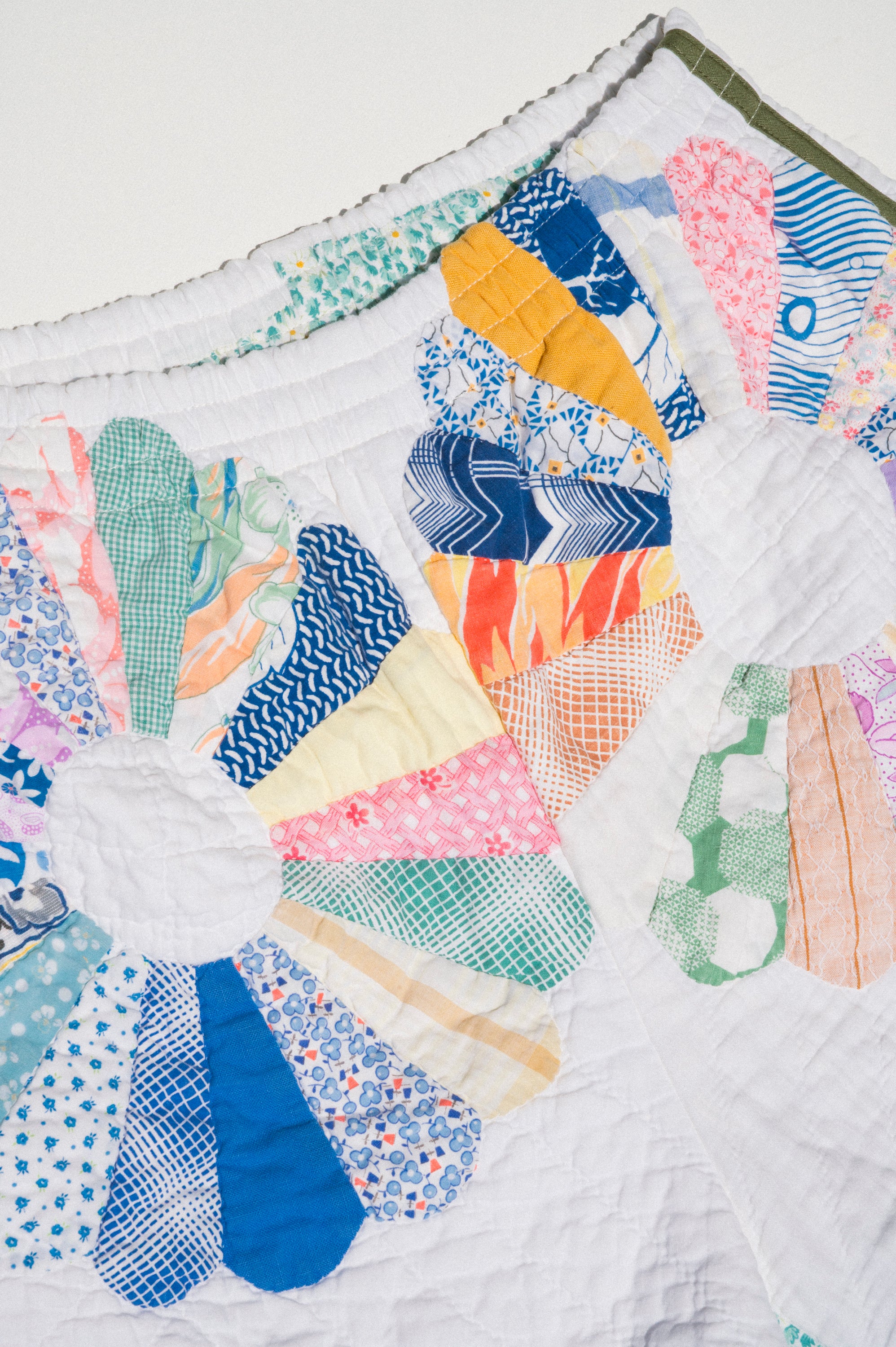 Quilt Track Shorts - Medium (Dresden Plate)