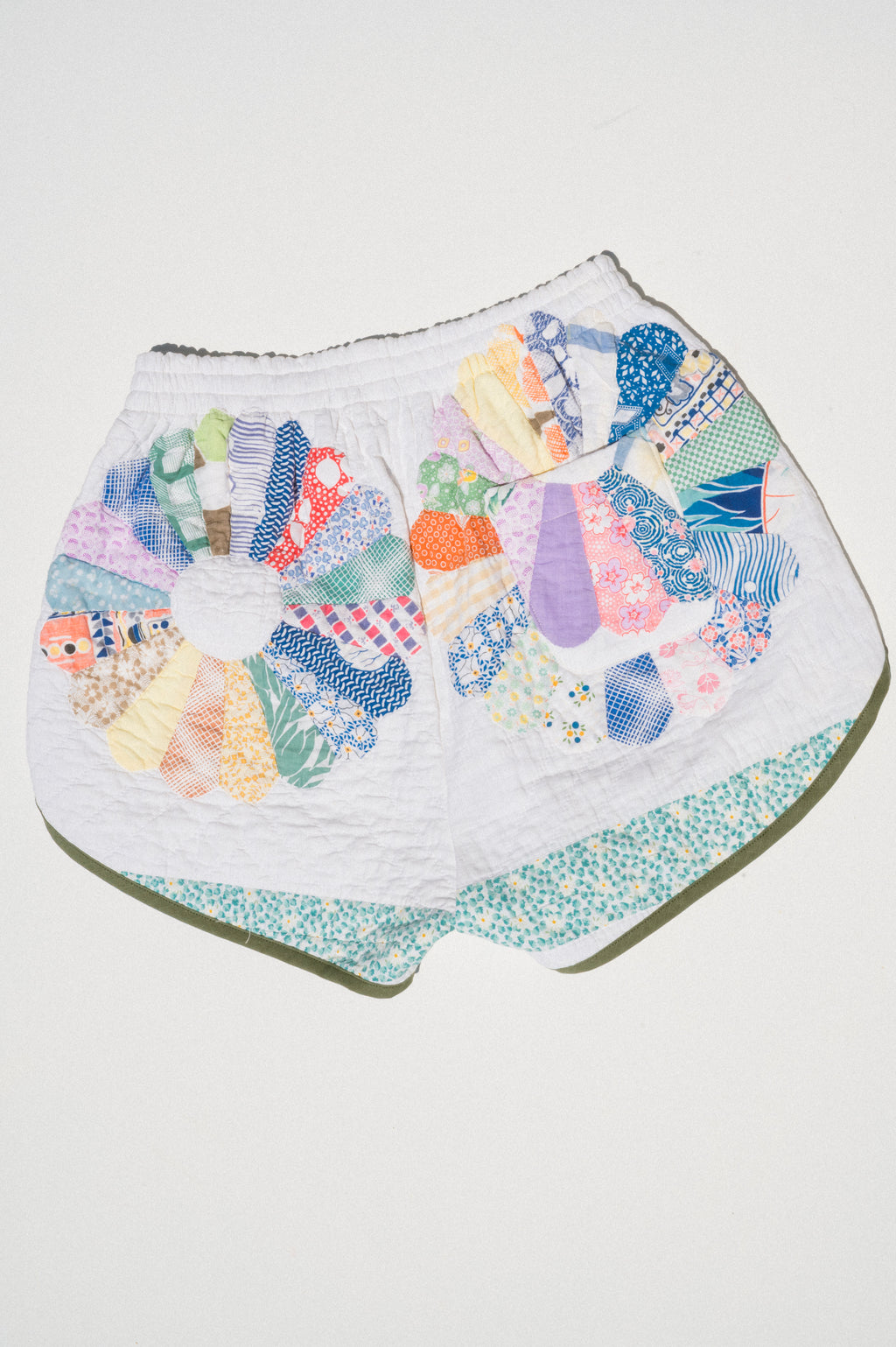 Quilt Track Shorts - Medium (Dresden Plate)