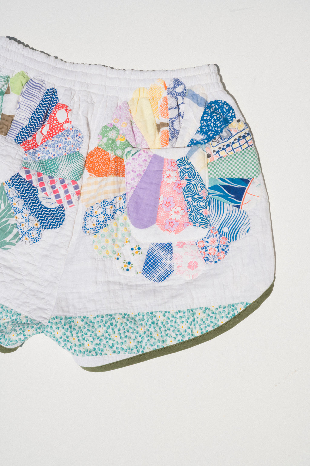 Quilt Track Shorts - Medium (Dresden Plate)