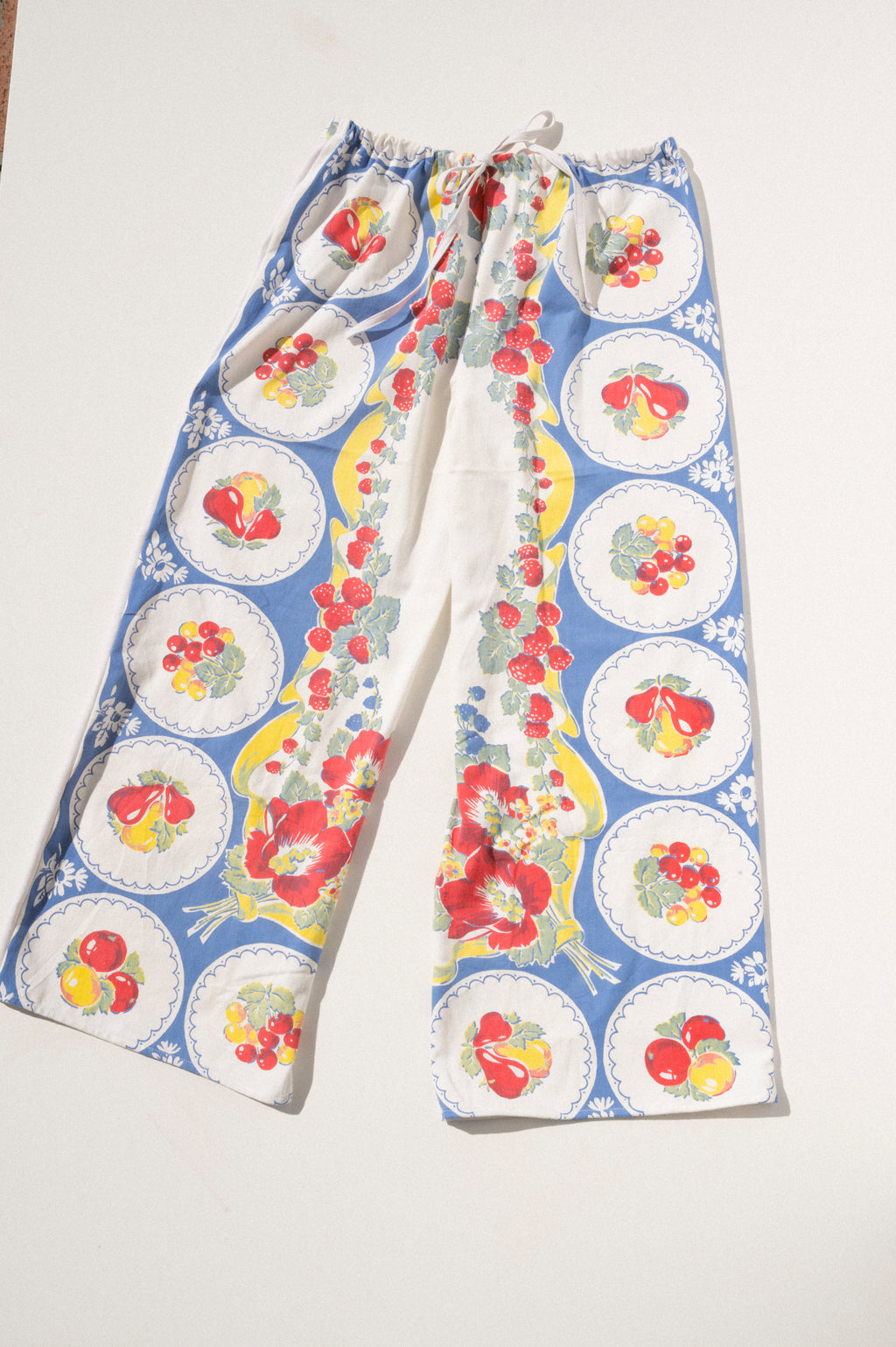 Scout Tie-Back Pant - Roses/Fruit (XL)