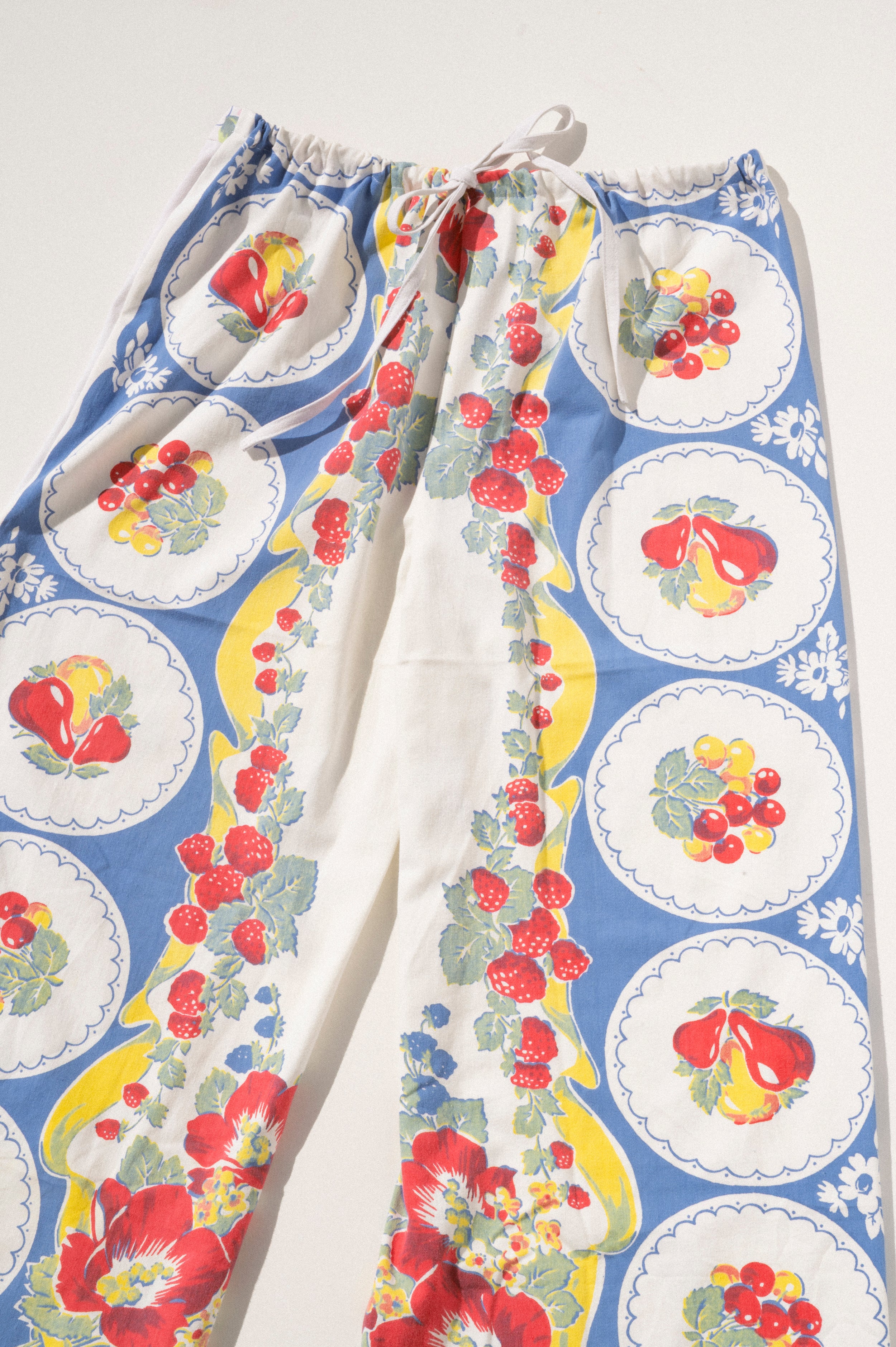 Scout Tie-Back Pant - Roses/Fruit (XL)